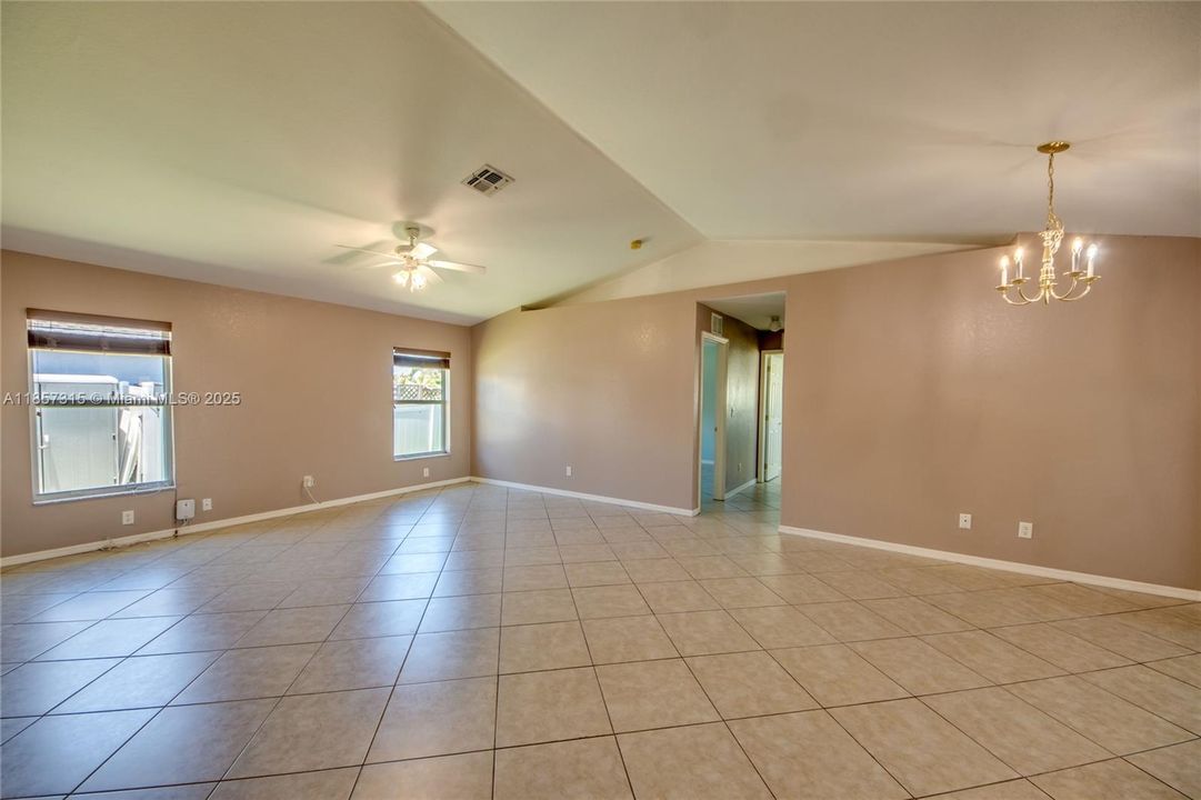 Под контрактом: $347,000 (3 спален, 2 ванн, 2044 Квадратных фут)