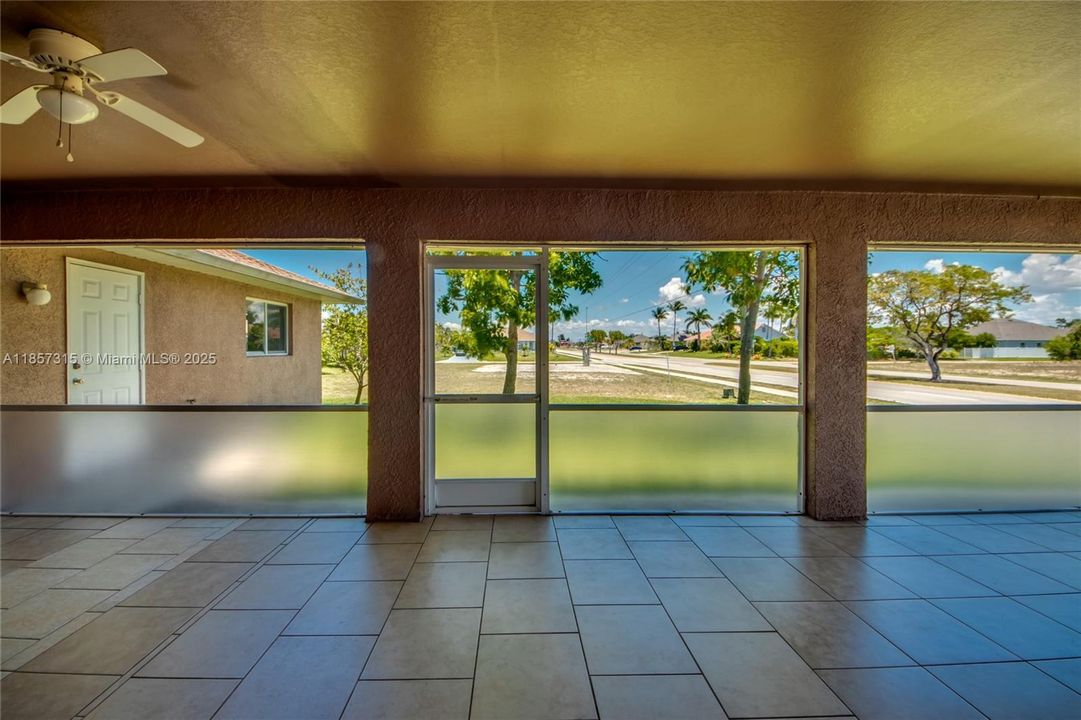 Под контрактом: $347,000 (3 спален, 2 ванн, 2044 Квадратных фут)