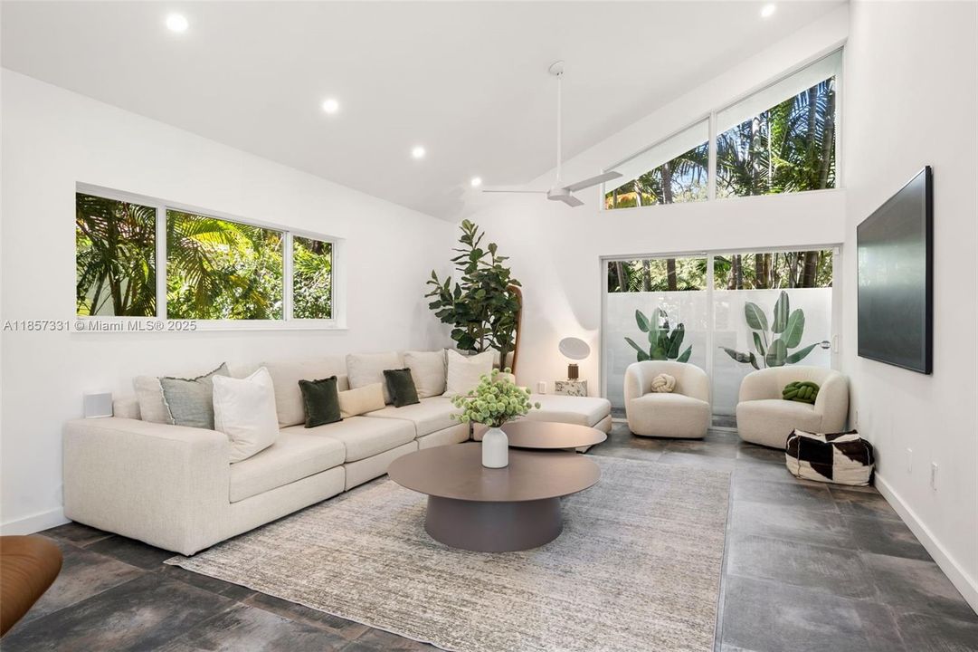 Под контрактом: $2,845,000 (4 спален, 2 ванн, 2934 Квадратных фут)