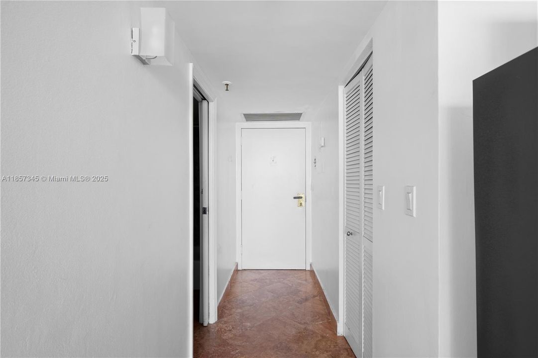 最近售出: $199,000 (0 贝兹, 1 浴室, 400 平方英尺)