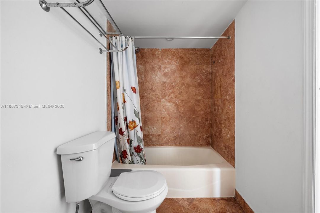 最近售出: $199,000 (0 贝兹, 1 浴室, 400 平方英尺)