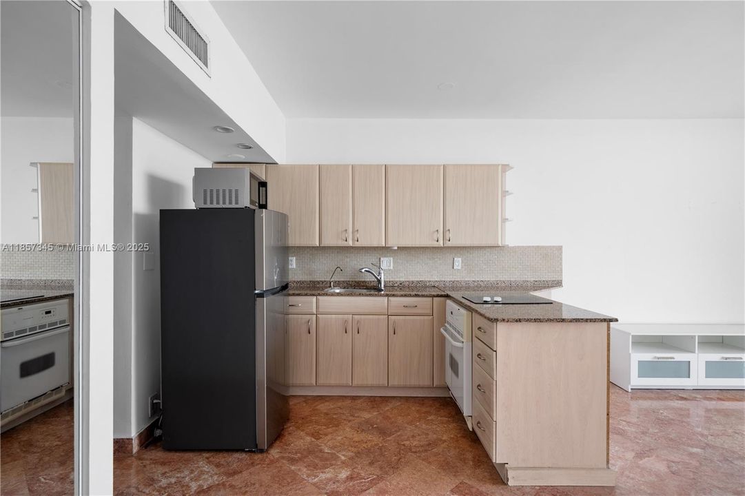 最近售出: $199,000 (0 贝兹, 1 浴室, 400 平方英尺)