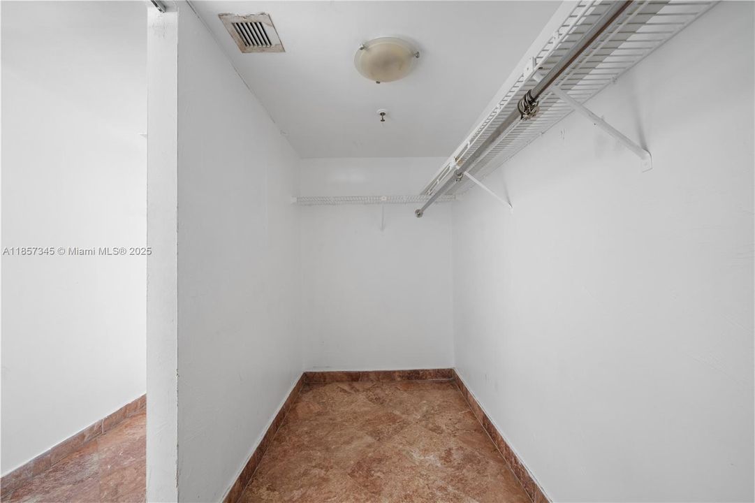 最近售出: $199,000 (0 贝兹, 1 浴室, 400 平方英尺)