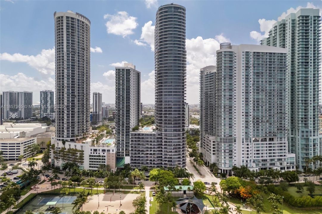 Recently Sold: $1,999,999 (3 beds, 4 baths, 2018 Square Feet)