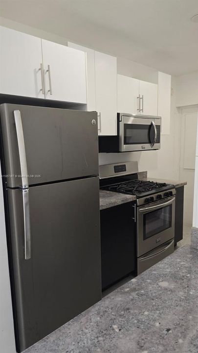 Recently Rented: $3,000 (3 beds, 2 baths, 1992 Square Feet)