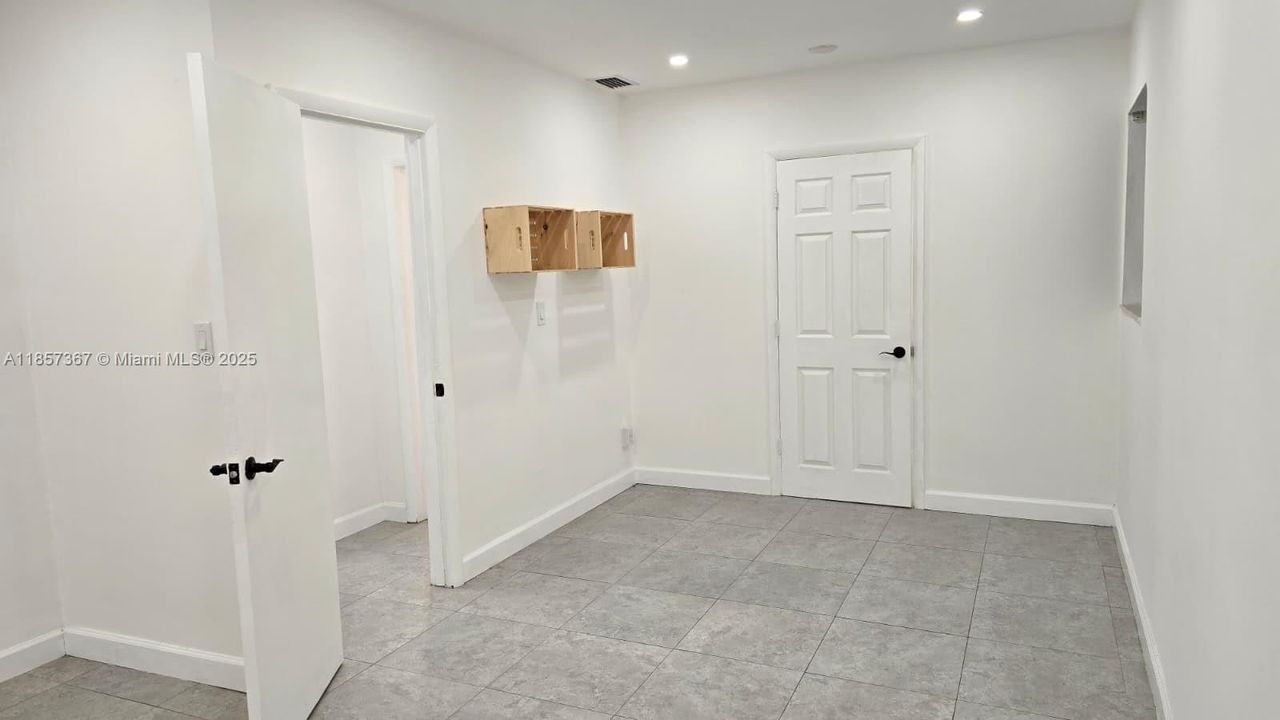 Recently Rented: $3,000 (3 beds, 2 baths, 1992 Square Feet)