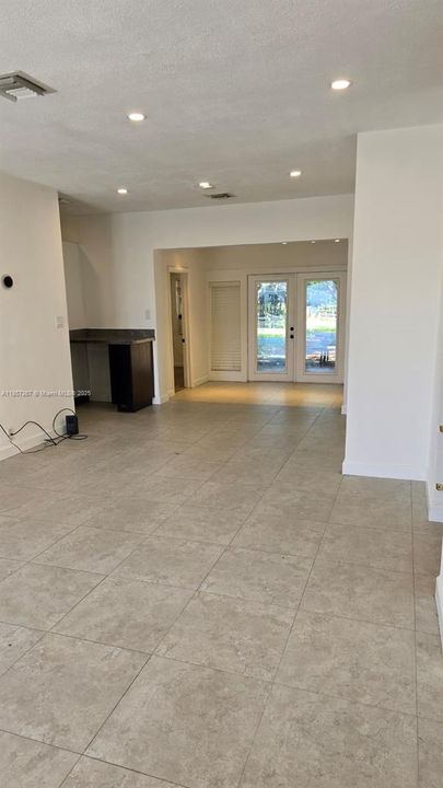 Recently Rented: $3,000 (3 beds, 2 baths, 1992 Square Feet)