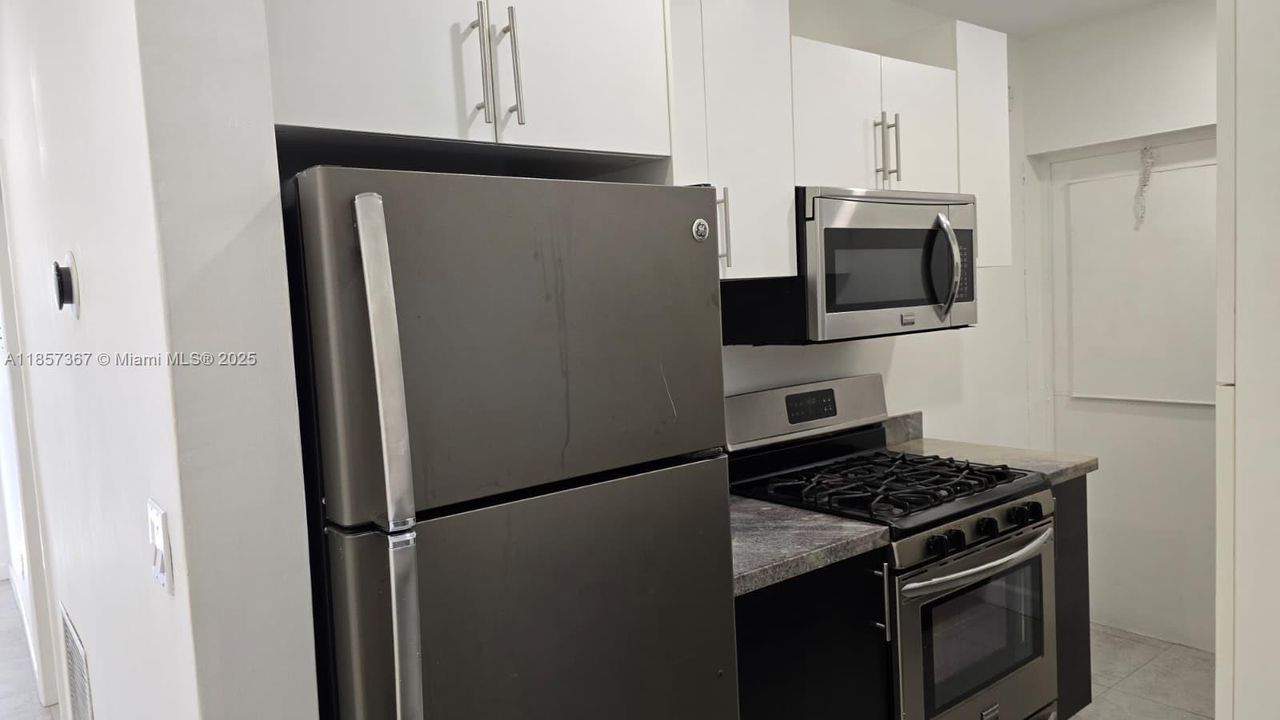 Recently Rented: $3,000 (3 beds, 2 baths, 1992 Square Feet)