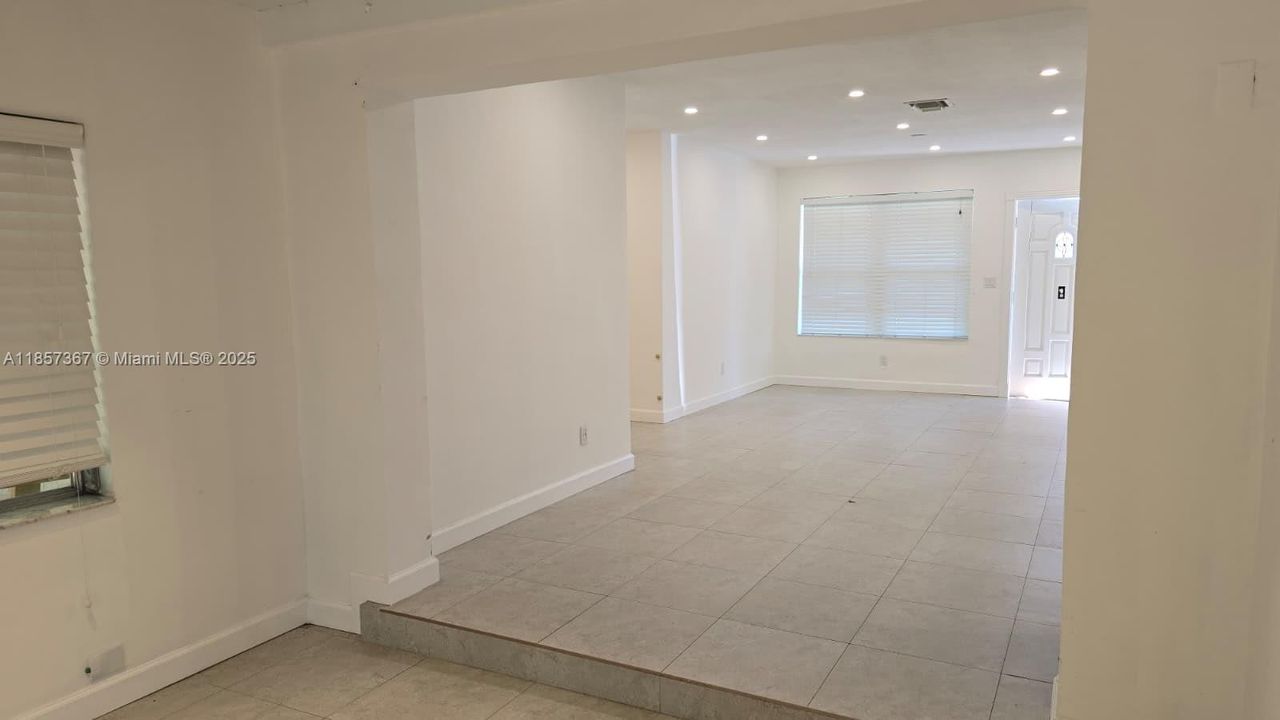 Recently Rented: $3,000 (3 beds, 2 baths, 1992 Square Feet)