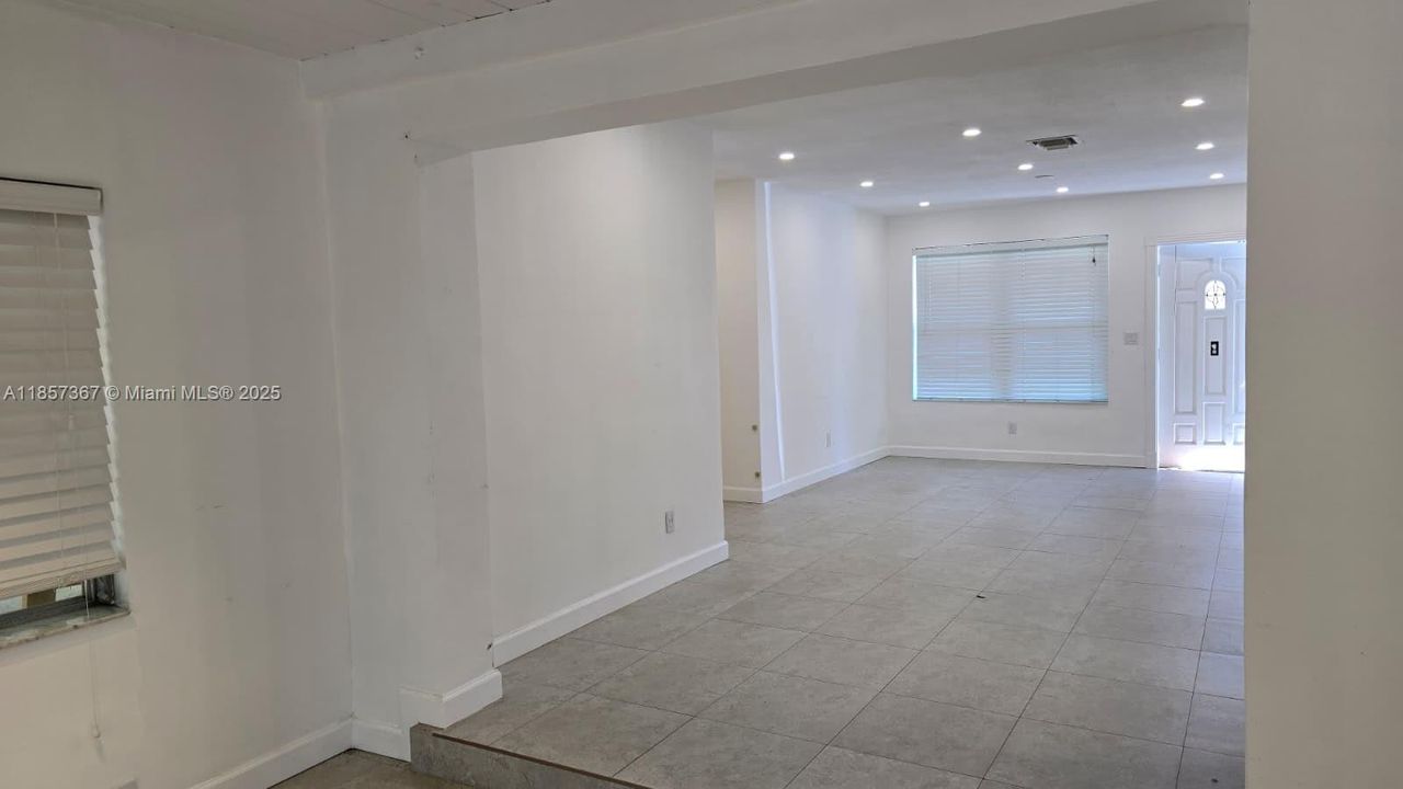 Recently Rented: $3,000 (3 beds, 2 baths, 1992 Square Feet)