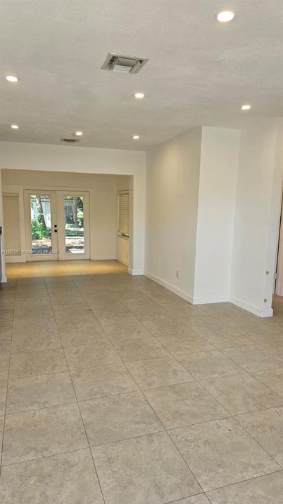 Recently Rented: $3,000 (3 beds, 2 baths, 1992 Square Feet)