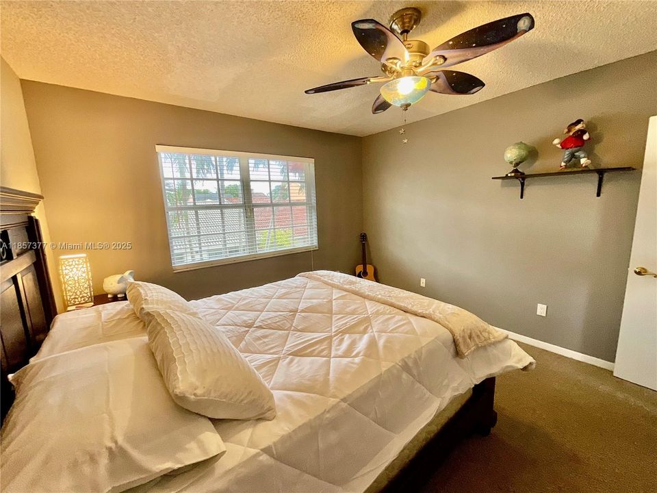 Недавно продано: $379,995 (3 спален, 2 ванн, 1321 Квадратных фут)