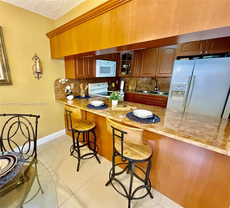 Недавно продано: $379,995 (3 спален, 2 ванн, 1321 Квадратных фут)