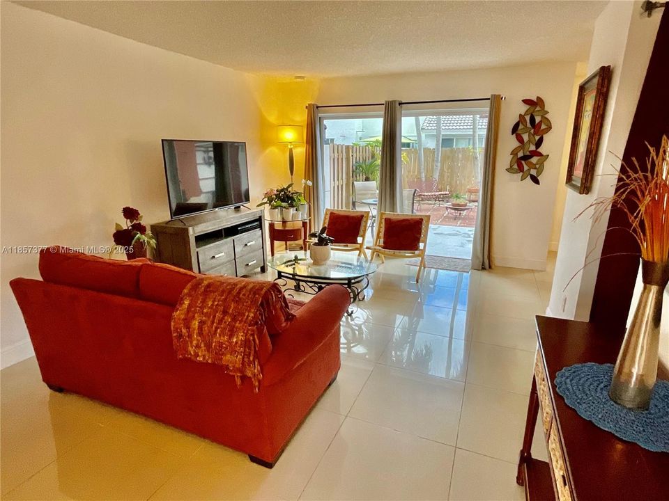 Недавно продано: $379,995 (3 спален, 2 ванн, 1321 Квадратных фут)