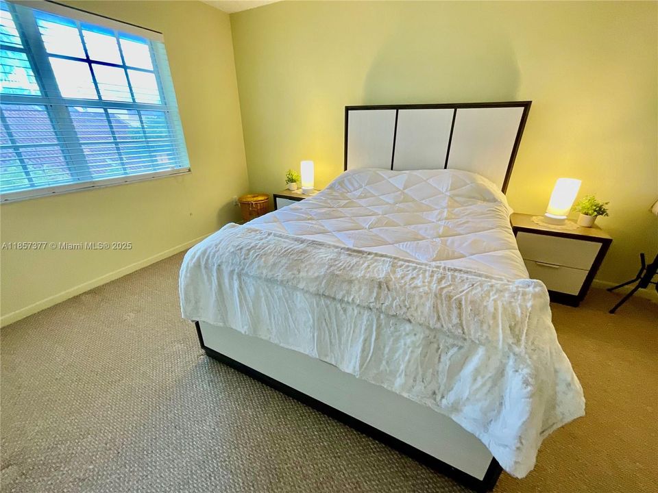 Недавно продано: $379,995 (3 спален, 2 ванн, 1321 Квадратных фут)