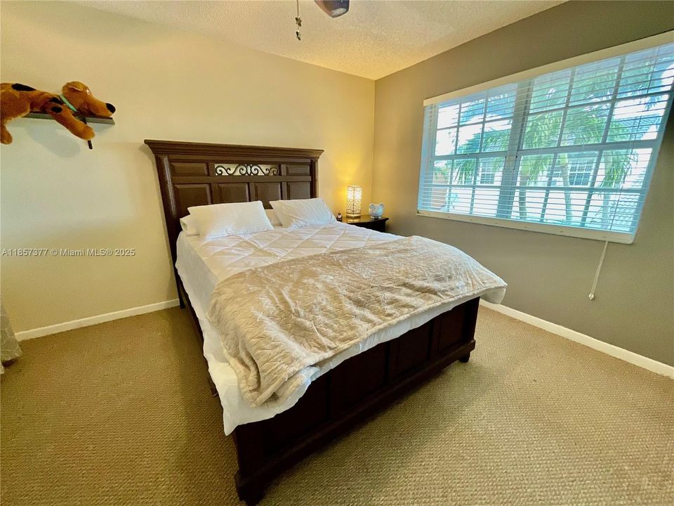 Недавно продано: $379,995 (3 спален, 2 ванн, 1321 Квадратных фут)