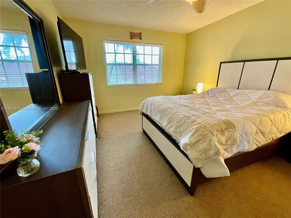 Недавно продано: $379,995 (3 спален, 2 ванн, 1321 Квадратных фут)