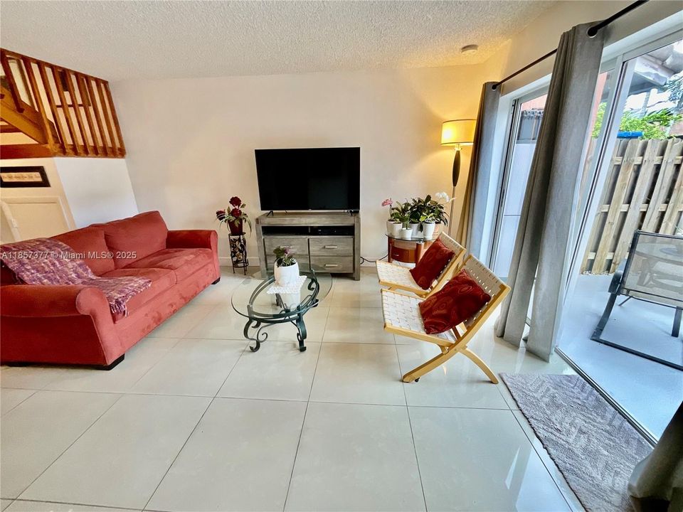 Недавно продано: $379,995 (3 спален, 2 ванн, 1321 Квадратных фут)