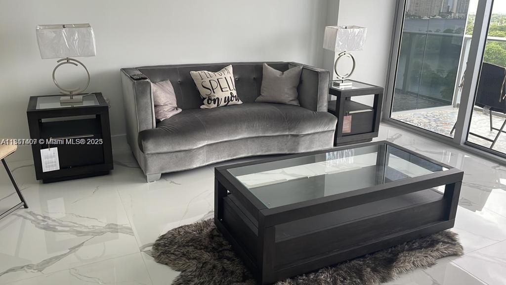 待售: $609,000 (2 贝兹, 2 浴室, 1115 平方英尺)