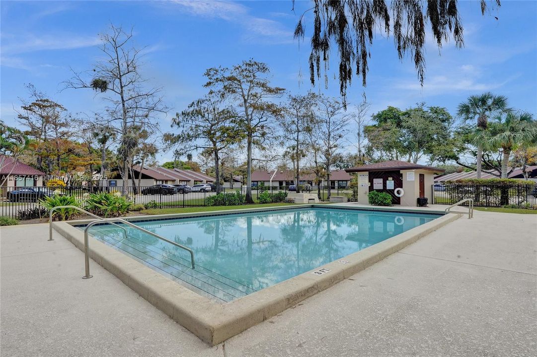 合同活跃: $284,500 (2 贝兹, 2 浴室, 826 平方英尺)