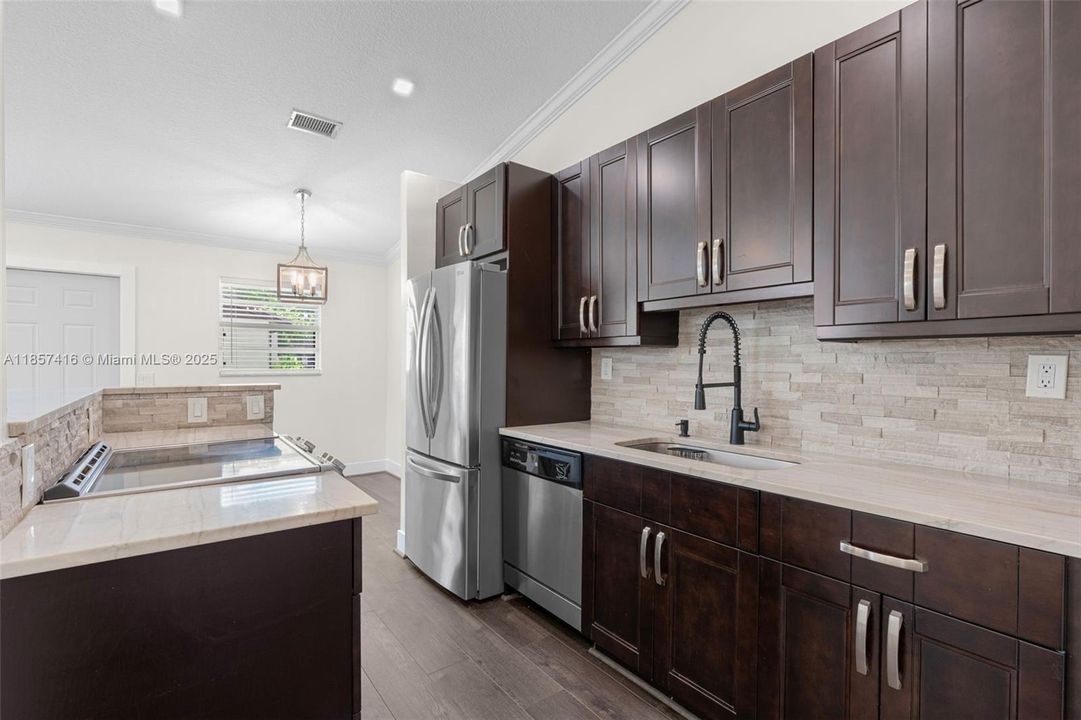 合同活跃: $284,500 (2 贝兹, 2 浴室, 826 平方英尺)