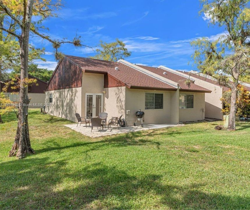 合同活跃: $284,500 (2 贝兹, 2 浴室, 826 平方英尺)