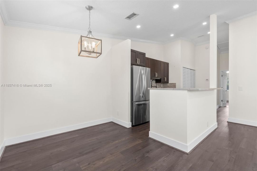 合同活跃: $284,500 (2 贝兹, 2 浴室, 826 平方英尺)