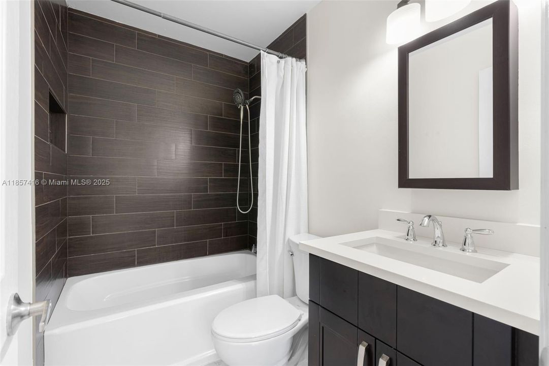 合同活跃: $284,500 (2 贝兹, 2 浴室, 826 平方英尺)