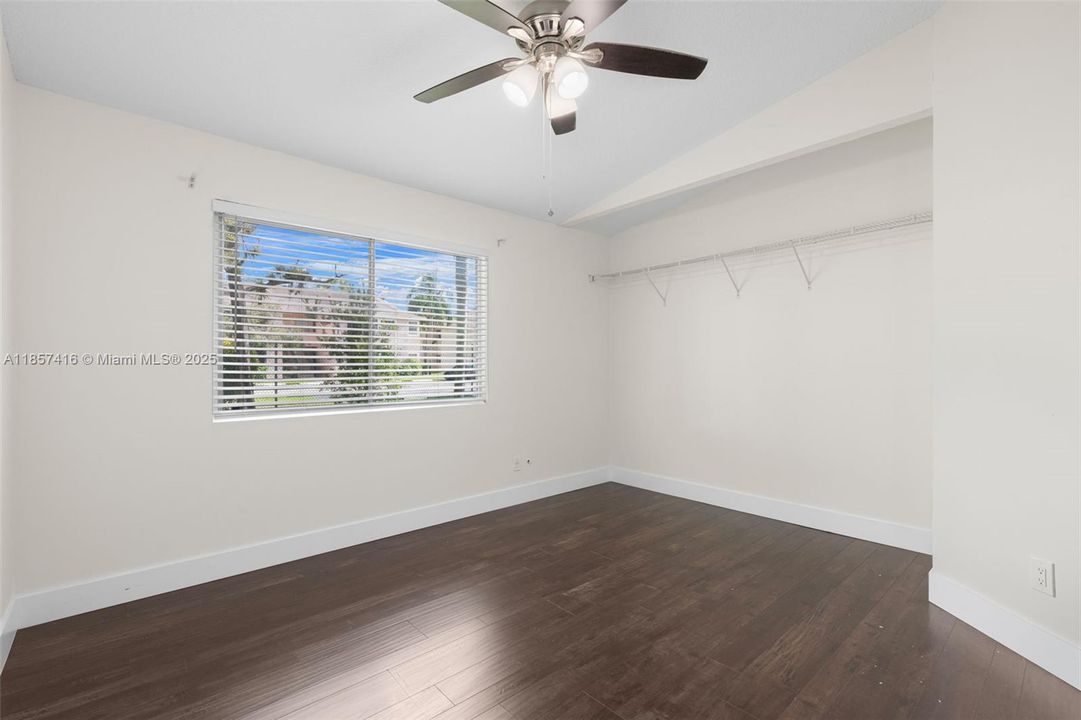 合同活跃: $284,500 (2 贝兹, 2 浴室, 826 平方英尺)