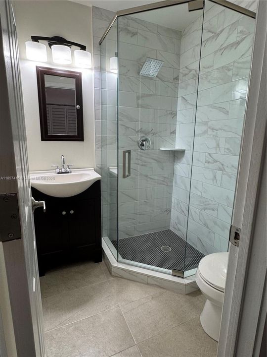 合同活跃: $284,500 (2 贝兹, 2 浴室, 826 平方英尺)