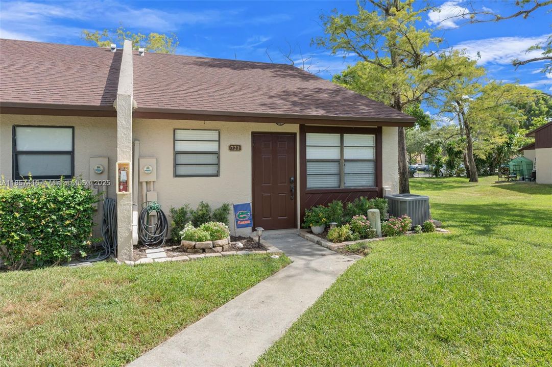 合同活跃: $284,500 (2 贝兹, 2 浴室, 826 平方英尺)