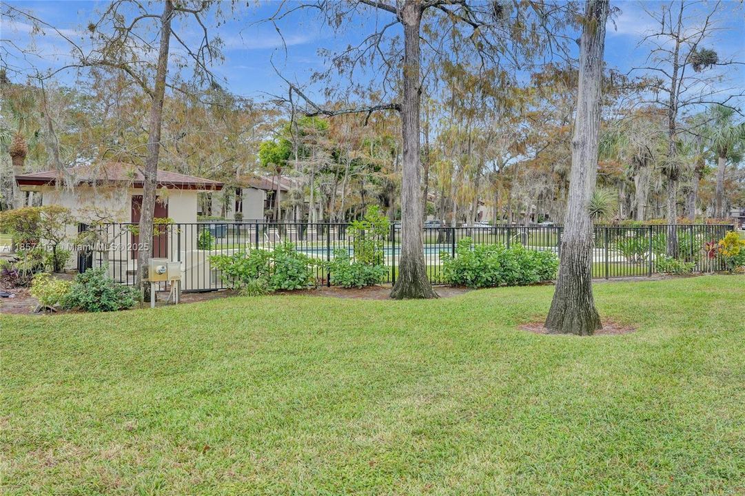 合同活跃: $284,500 (2 贝兹, 2 浴室, 826 平方英尺)