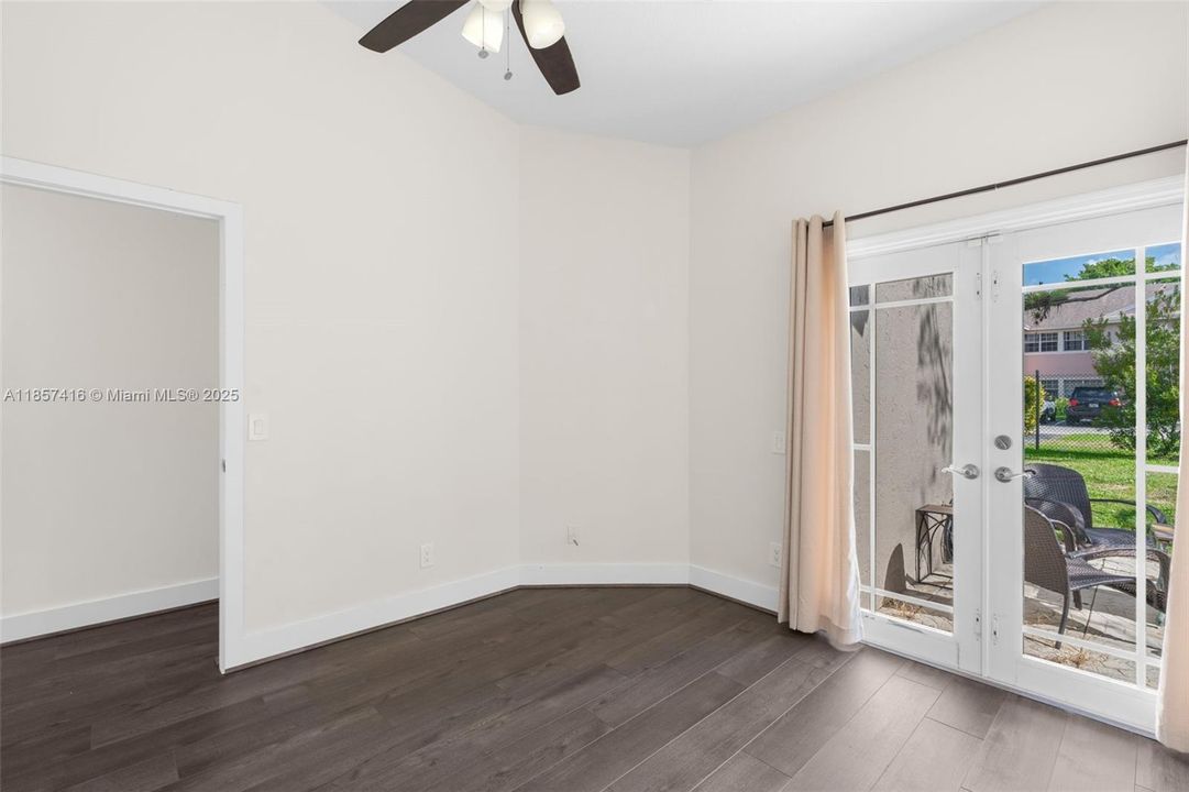 合同活跃: $284,500 (2 贝兹, 2 浴室, 826 平方英尺)