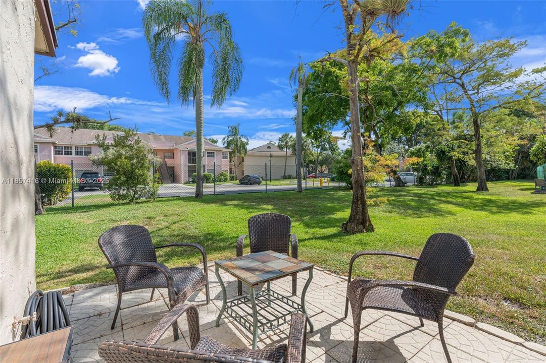 合同活跃: $284,500 (2 贝兹, 2 浴室, 826 平方英尺)