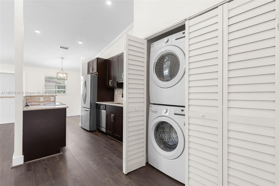 合同活跃: $284,500 (2 贝兹, 2 浴室, 826 平方英尺)