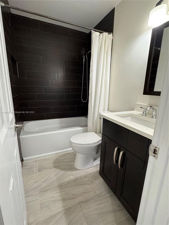 合同活跃: $284,500 (2 贝兹, 2 浴室, 826 平方英尺)