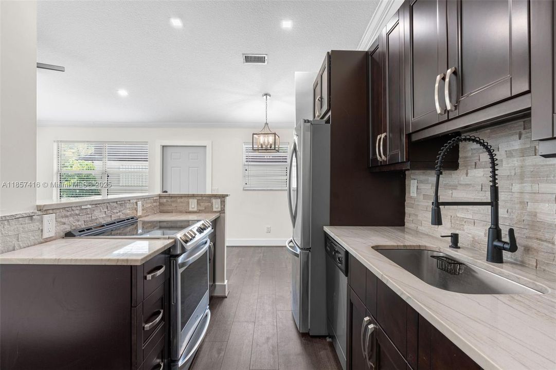 合同活跃: $284,500 (2 贝兹, 2 浴室, 826 平方英尺)