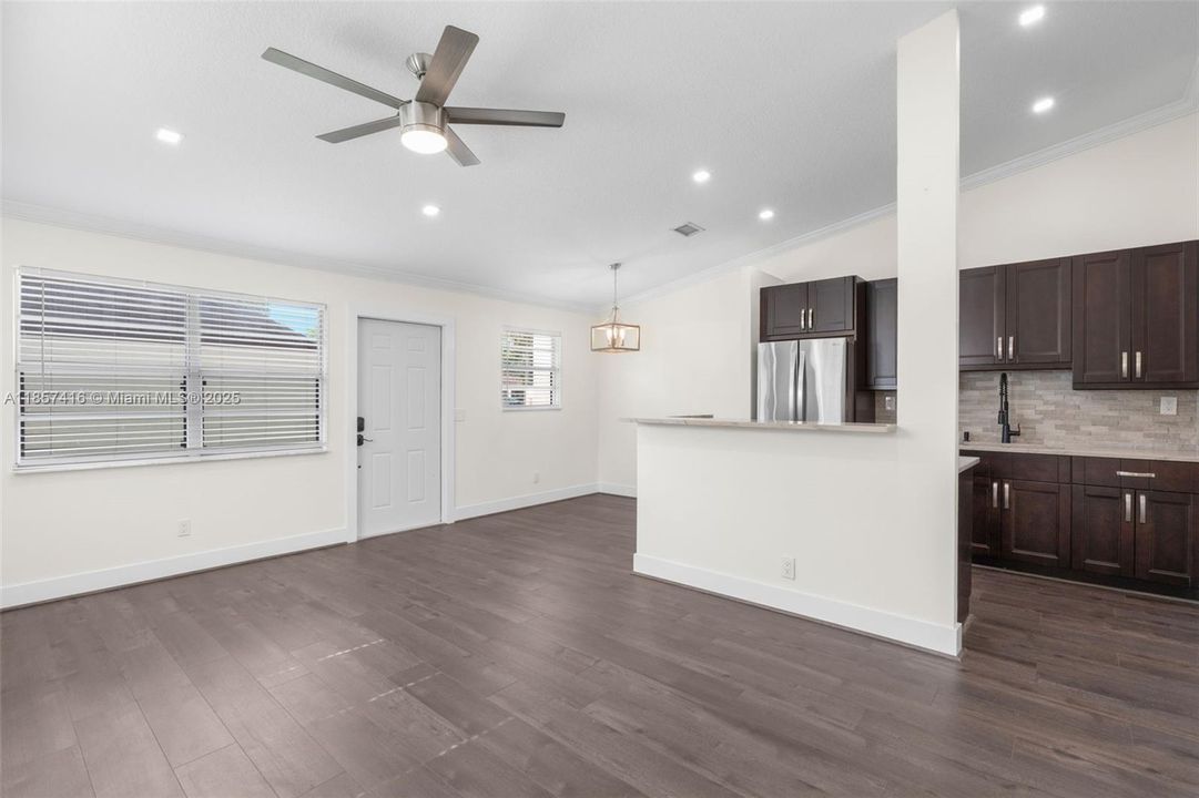 合同活跃: $284,500 (2 贝兹, 2 浴室, 826 平方英尺)