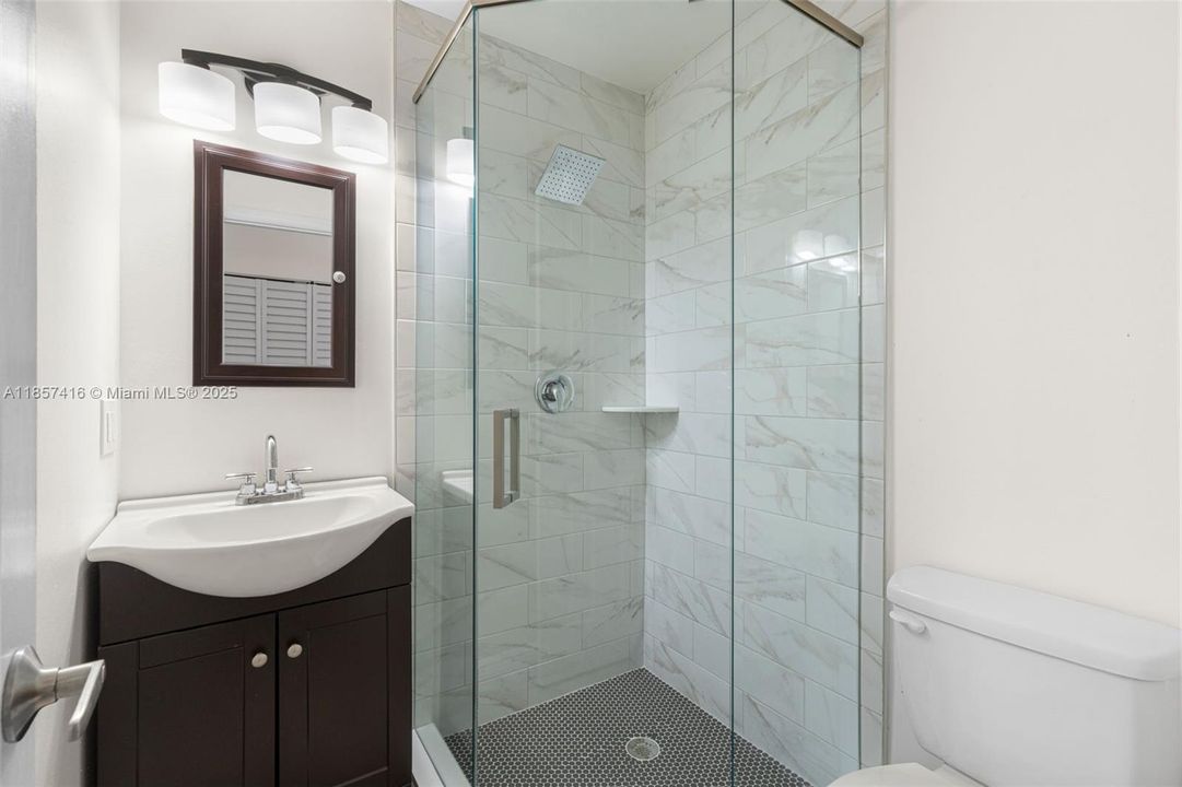 合同活跃: $284,500 (2 贝兹, 2 浴室, 826 平方英尺)