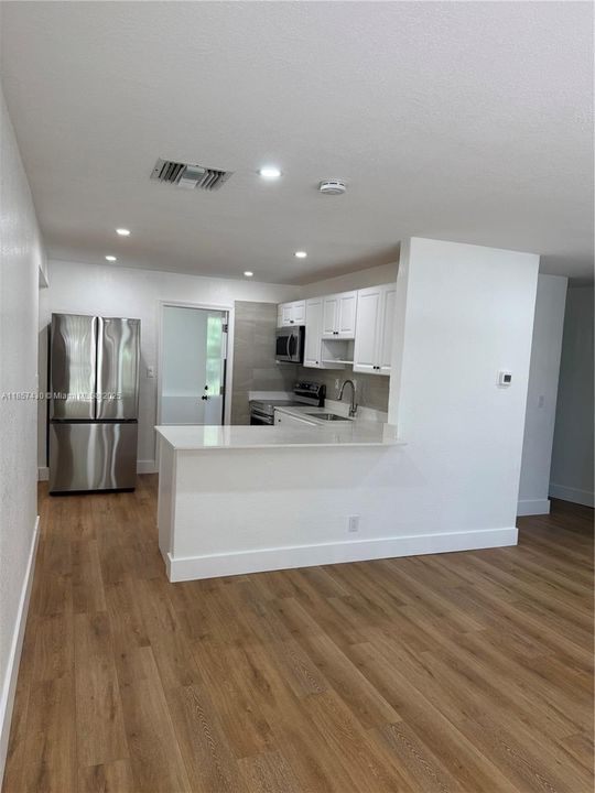 合同活跃: $3,200 (3 贝兹, 2 浴室, 1117 平方英尺)