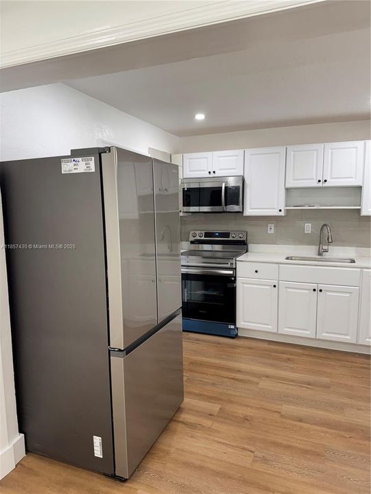 合同活跃: $3,200 (3 贝兹, 2 浴室, 1117 平方英尺)