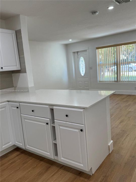 合同活跃: $3,200 (3 贝兹, 2 浴室, 1117 平方英尺)