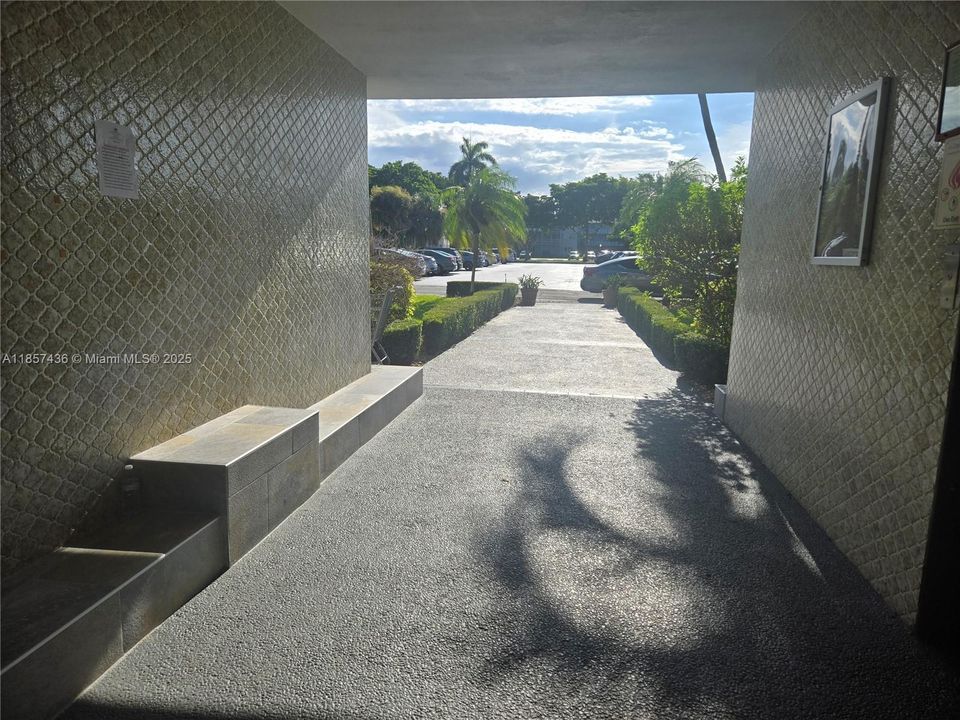 Active With Contract: $169,000 (2 beds, 2 baths, 899 Square Feet)