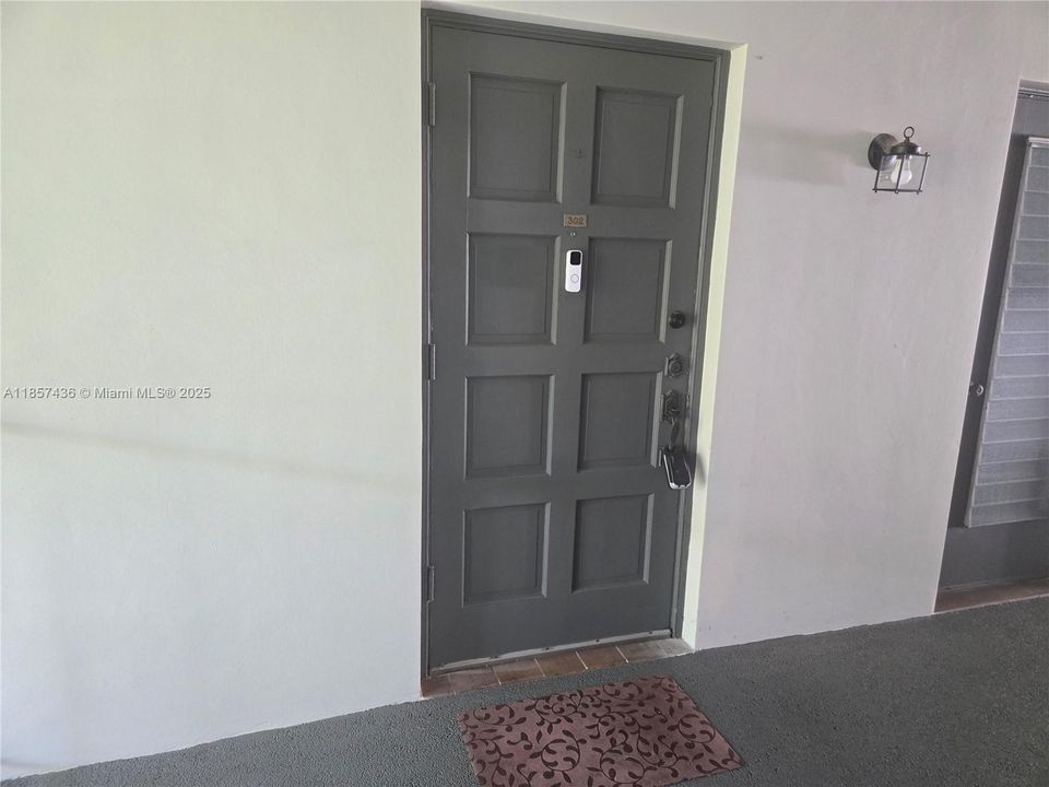 Active With Contract: $169,000 (2 beds, 2 baths, 899 Square Feet)