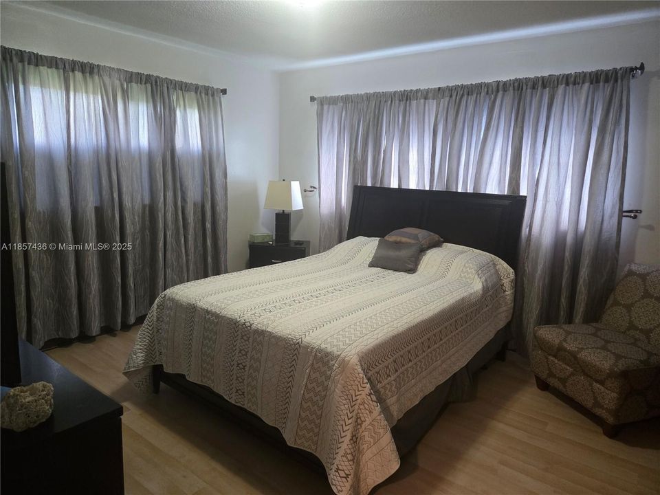 Active With Contract: $169,000 (2 beds, 2 baths, 899 Square Feet)