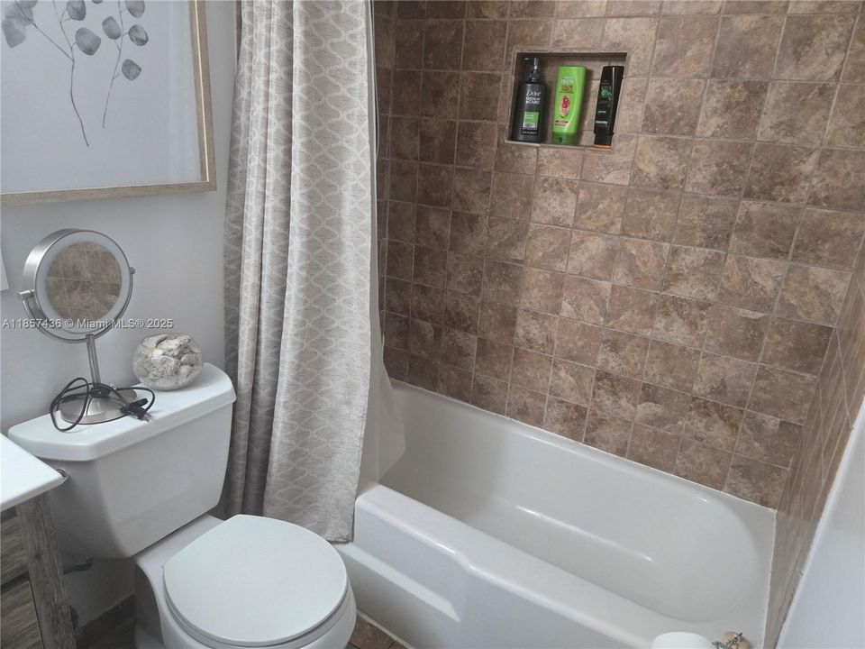 Active With Contract: $169,000 (2 beds, 2 baths, 899 Square Feet)