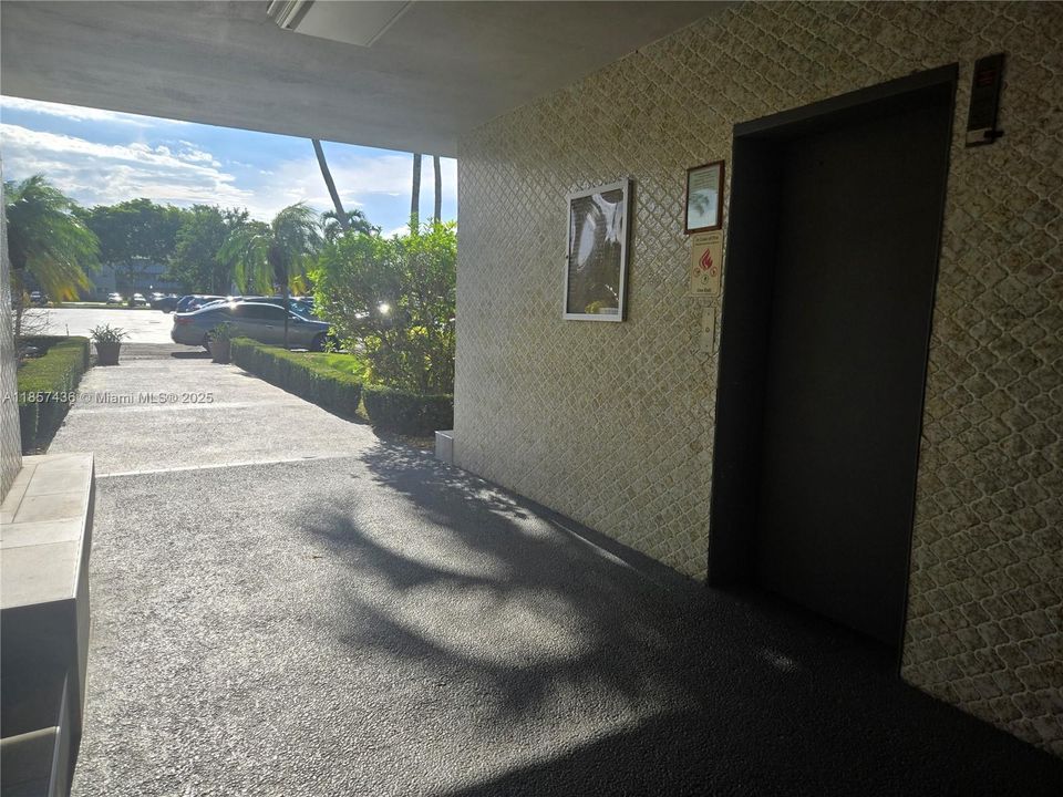 Active With Contract: $169,000 (2 beds, 2 baths, 899 Square Feet)