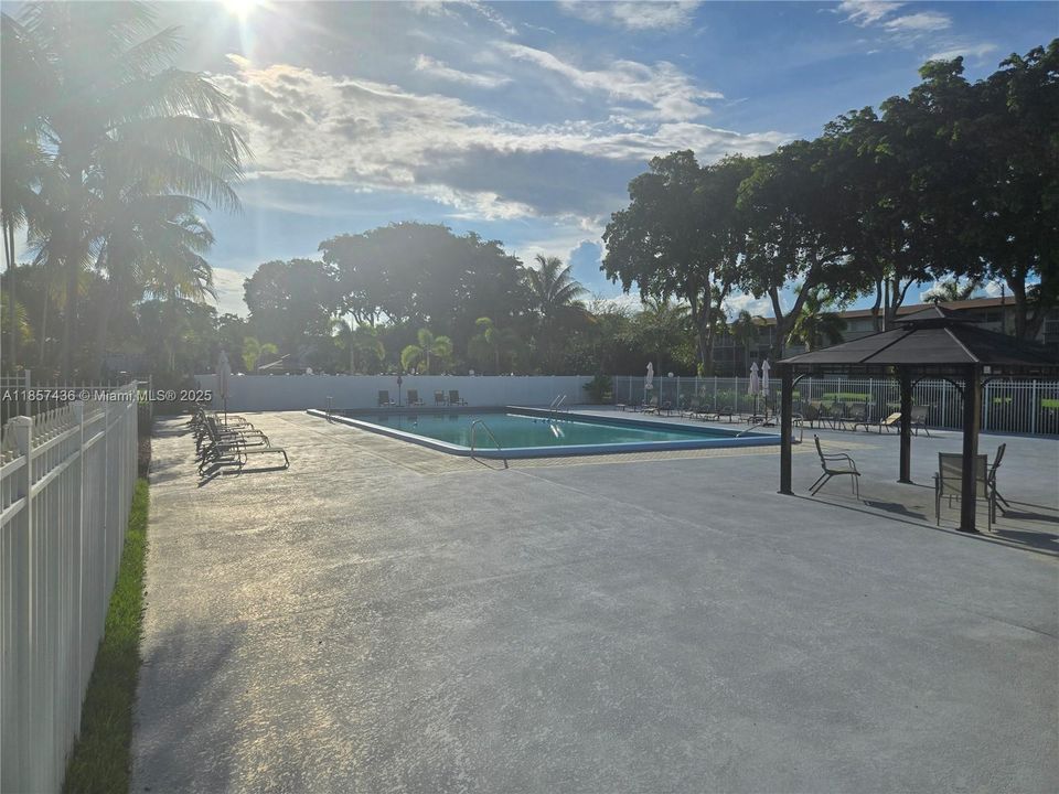 Active With Contract: $169,000 (2 beds, 2 baths, 899 Square Feet)