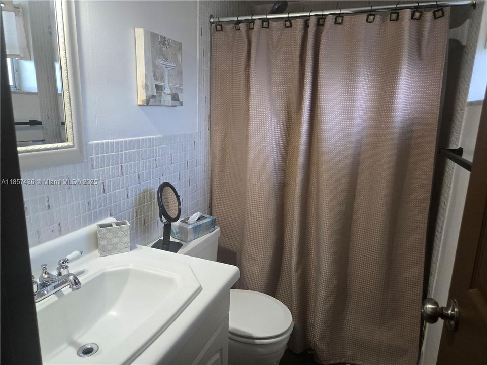 Active With Contract: $169,000 (2 beds, 2 baths, 899 Square Feet)