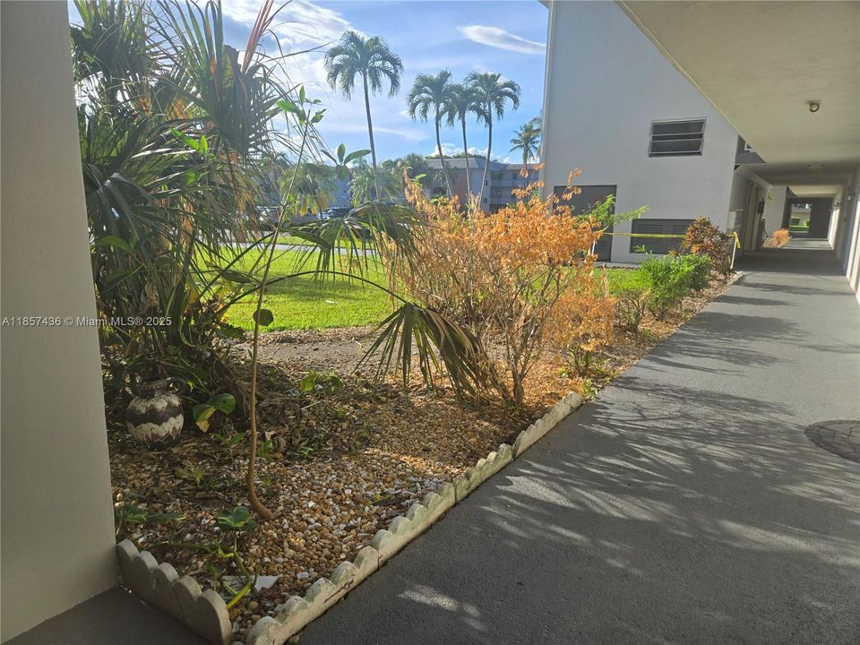 Active With Contract: $169,000 (2 beds, 2 baths, 899 Square Feet)